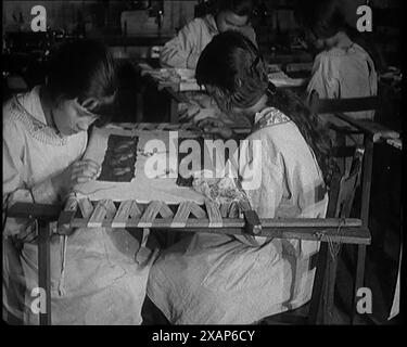 Jeunes femmes civiles apprenant la broderie dans une classe d'arts, années 1920 De "Time to Remember - Teenage Flapper", années 1920 (Reel 2) ; un dcumentaire sur la vie des femmes dans les années 1920 - grand commentaire de Joyce Grenfell. Banque D'Images