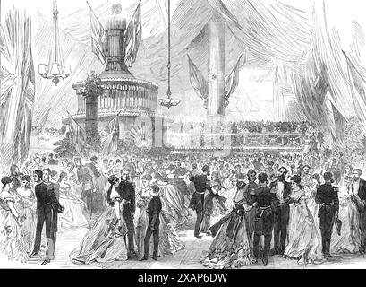 Bal de la Saint-Sylvestre à bord du H.M.S. Caledonia, à Malte, 1869. Grand bal donné par Lady Clarence Paget, '...épouse du noble vice-amiral commandant la flotte méditerranéenne, à bord de son navire amiral, H.M.S. Caledonia, aux amis de son ladyship à Malte. Il a été assisté par une compagnie de près de six cents invités... le pont supérieur du navire a présenté une scène magnifique. L'espace clos et couvert d'auvents était de plus de 200 pieds. Long ; les auvents ont été suspendus à la hauteur de plus de 60 pieds., décorés avec les drapeaux de la vieille Angleterre et de toutes les Nations, et brillamment illuminés avec du gaz ; tous t Banque D'Images