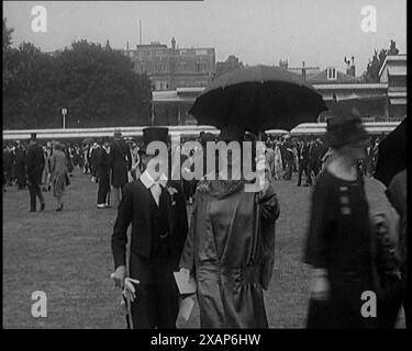 Un groupe de civils habillés glamoreusement marchant sur les terrains d'un match de cricket, dans les années 1920 De "Time to Remember - Teenage Flapper", années 1920 (Reel 3) ; un dcumentaire sur la vie des femmes dans les années 1920 - grand commentaire de Joyce Grenfell. Banque D'Images