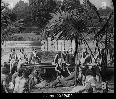 Un groupe de jeunes civils portant des maillots de bain assis sur un bateau sur Riverside, années 1920 De "Time to Remember - Teenage Flapper", années 1920 (Reel 4) ; un dcumentaire sur la vie des femmes dans les années 1920 - grand commentaire de Joyce Grenfell. Banque D'Images