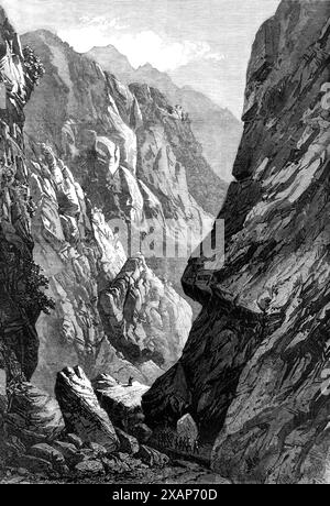 L'expédition abyssinienne : le défilé du moyen Sooroo dans le col de Senafe, 1868. Vue sur le défilé de Middle Sooroo, avec un groupe de pionniers qui fait leur chemin le long de celui-ci... le col de Tekonda depuis la côte a maintenant été abandonné comme la route à suivre par l'armée britannique pour monter à la table-terre abyssinienne. Un col menant plus directement à Senafe, depuis le lieu d'atterrissage de Zulla dans la baie d'Annesley, a été trouvé... et les troupes sont maintenant poussées quotidiennement jusqu'à Senafe par cette route ; mais il a fallu de nombreux jours de travail pour rendre la route praticable pour les armes sur roues. Le col de Senafe, comme il le fera désormais Banque D'Images