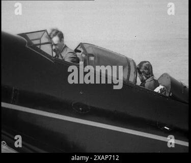 L'aviateur américain Charles Augustus Lindbergh et sa femme Anne Morrow Lindbergh sur leur avion, dans les années 1930 L'affaire d'enlèvement de bébé Lindbergh de 1932 - "le crime du siècle". "Chaque semaine, Lindbergh partait pour des recherches ou pour aider à mettre les fraudes derrière les barreaux." De "Time to Remember - The Tough Guys", années 1930 (Reel 2) ; film documentaire, principalement sur la vie dans la dépression et les gangsters américains. Banque D'Images