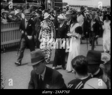 Hommes et femmes bien habillés lors d'une réunion de course, 1933. De "Time to Remember - The Time of the Monster", 1933 (bobine 1) ; film documentaire sur les événements de 1933, la montée de Roosevelt et Hitler. Banque D'Images