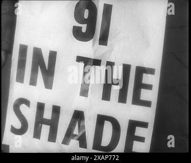 Titre de journal &#x2018;91 dans The Shade&#x2019;, 1933. De "Time to Remember - The Time of the Monster", 1933 (bobine 1) ; film documentaire sur les événements de 1933, la montée de Roosevelt et Hitler. Banque D'Images