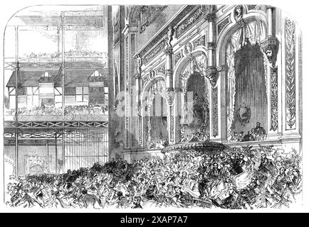 Le Festival Haendel au Crystal Palace [à Londres] : la boîte royale, 1868. 'L'aspect du grand transept central, qui avait été fermé de chaque côté pour former une vaste salle de concert, le toit en arc de verre étant également protégé par des revêtements extérieurs de l'éblouissement du soleil, était une nouveauté à l'oeil. Les Royal Boxes et les sièges surélevés adjacents sur la scène étaient placés de manière à ne pas interférer avec l'effet général... les plus beaux solos et refrains étaient interprétés avec une douceur et un effet qui ne laissait rien à désirer aux auditeurs les plus exigeants, alors qu'ils avaient la satisfaction d'en entendre beaucoup Banque D'Images