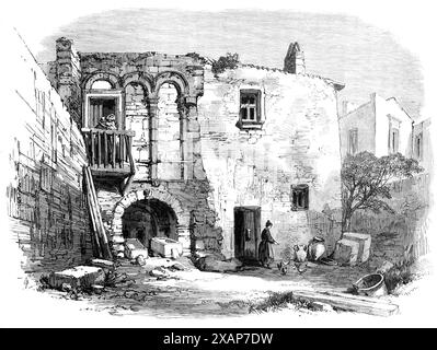 La nouvelle route terrestre vers l'Inde : la maison de Virgile, Brindisi, 1869. '...it était ici... que [le poète romain] Virgile est mort, quand il est revenu de sa visite en Grèce, vingt-deux ans après la date de son joyeux voyage à Brundusium dans la charmante compagnie d'Horace. Ils disent que Virgile a été enterré à Brindisi ; mais d'autres disent, au contraire, qu'il a été enterré à Naples. Voici un bâtiment... réputé pour être la maison de Virgile. Il se trouve près des deux colonnes, une rue étroite étant tout ce qui les sépare. Cette rue est peut-être un vestige de la via Appia. Une moitié de la maison est évidemment plus Mo Banque D'Images