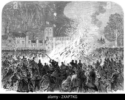 Visite du prince et de la princesse de Galles à Melford Hall, Suffolk : le feu de joie sur le vert, 1865. 'Le prince et la princesse [futur roi Édouard VII et la reine Alexandra]... ont conduit jusqu'à la salle avec une pompe festive considérable, et ont été bientôt reçus dans ses murs accueillants. Quelques heures plus tard, il y avait une grande exposition pyrotechnique sur le green près du hall, conclue par un énorme feu de joie. Tout le village était déjà illuminé, des étoiles, des plumes et d'autres engins au gaz étant vus sur toutes les mains. La voiture dans le parc était éclairée avec des lampes ; et la couronne et les plumes, avec l'initia Banque D'Images