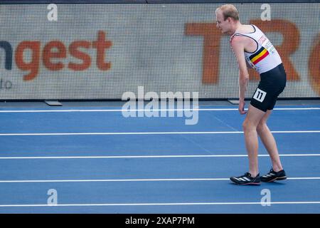 Rome, Italie. 08 juin 2024. Le belge Tim Van de Velde quitte la piste après avoir été blessé lors des Championnats d'Europe d'athlétisme à Rome, en Italie, le samedi 08 juin 2024. Les Championnats d'Europe d'athlétisme se déroulent du 7 au 12 juin. BELGA PHOTO JASPER JACOBS crédit : Belga News Agency/Alamy Live News Banque D'Images