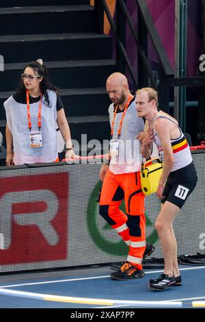 Rome, Italie. 08 juin 2024. Le belge Tim Van de Velde quitte la piste après avoir été blessé lors des Championnats d'Europe d'athlétisme à Rome, en Italie, le samedi 08 juin 2024. Les Championnats d'Europe d'athlétisme se déroulent du 7 au 12 juin. BELGA PHOTO JASPER JACOBS crédit : Belga News Agency/Alamy Live News Banque D'Images