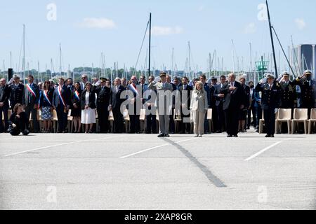 Le général Thierry BURKHARD, chef de l'armée française et Patricia Miralles secrétaire d'État auprès du ministre des armées, chargé des anciens combattants et de la mémoire. Commémoration voie de la liberté à Cherbourg. Le 80ème anniversaire des débarquements du débarquement le long de la côte normande pendant la guerre mondiale II cette cérémonie à la Cité de la mer est destinée à honorer la mémoire de tous les logisticiens sans qui la victoire n’aurait pas été possible, mais aussi l’action des ouvriers des chantiers navals, et le rôle spécifique des Américains dans la libération de la ville. Vendredi 6 juin 2024, Cité de la Banque D'Images