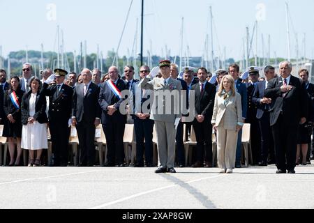 Le général Thierry BURKHARD, chef de l'armée française et Patricia Miralles secrétaire d'État auprès du ministre des armées, chargé des anciens combattants et de la mémoire. Commémoration voie de la liberté à Cherbourg. Le 80ème anniversaire des débarquements du débarquement le long de la côte normande pendant la guerre mondiale II cette cérémonie à la Cité de la mer est destinée à honorer la mémoire de tous les logisticiens sans qui la victoire n’aurait pas été possible, mais aussi l’action des ouvriers des chantiers navals, et le rôle spécifique des Américains dans la libération de la ville. Vendredi 6 juin 2024, Cité de la Banque D'Images