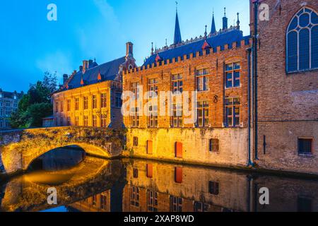 Paysage du canal de Dijver dans le centre historique de Bruges, Belgique Banque D'Images