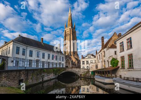 Paysage du canal de Dijver dans le centre historique de Bruges, Belgique Banque D'Images