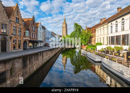 Décor du Quai du Rosaire, Rozenhoedkaai en néerlandais, situé à Bruges, Belgique Banque D'Images