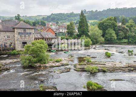 Le Pub et restaurant sur le bord de la rivière Dee dans la ville galloise de Llangollen Denbighshire. Banque D'Images