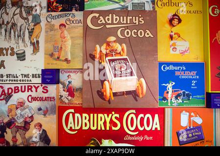 Vintage réplique Cadbury's Advertising signes de leurs produits de chocolat sur l'affichage à l'usine Cadbury's et les bureaux à Bournville, Birmingham. Banque D'Images