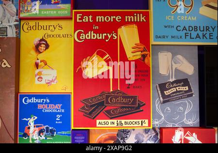 Vintage réplique Cadbury's Advertising signes de leurs produits de chocolat sur l'affichage à l'usine Cadbury's et les bureaux à Bournville, Birmingham. Banque D'Images