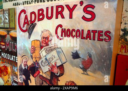 Vintage réplique Cadbury's Advertising signes de leurs produits de chocolat sur l'affichage à l'usine Cadbury's et les bureaux à Bournville, Birmingham. Banque D'Images