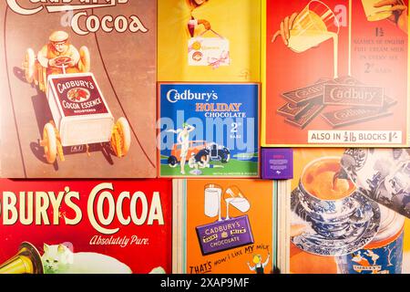 Vintage réplique Cadbury's Advertising signes de leurs produits de chocolat sur l'affichage à l'usine Cadbury's et les bureaux à Bournville, Birmingham. Banque D'Images