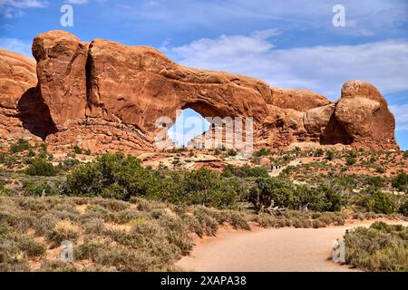 Arches National Park, Utah, États-Unis d'Amérique - 8 juin 2024 : formation rocheuse dans l'état américain de l'Utah Turret Arch dans le désert *** Felsformation im US-Bundesstaat Utah Turret Arch in der Wüste Banque D'Images