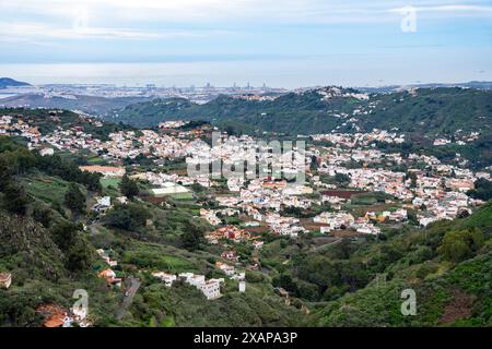 Vue vers la ville historique de Teror depuis le point de vue à Gran Canaria, îles Canaries, Espagne Banque D'Images