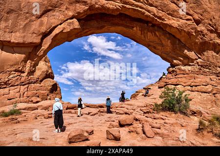 Arcs National Park, Utah, États-Unis d'Amérique - 8 juin 2024 : les touristes visitent la formation rocheuse dans l'état américain de Utah Turret Arch dans le désert *** Touristen besuchen die Felsformation im US-Bundesstaat Utah Turret Arch in der Wüste Banque D'Images