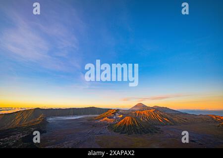 Couleurs vives du matin à l'horizon. Le soleil brille sur la mer de ​​mist au volcan bromo, en Indonésie. Au sommet de la montagne escarpée vous Banque D'Images