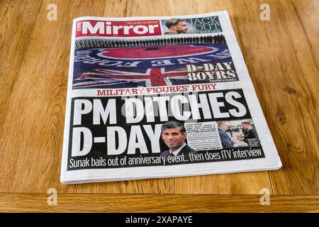 7 juin 2024. Le titre de la première page de Daily Mirror est PM fossés jour J. Fait référence à Rishi Sunak partant tôt de la commémoration du jour J en Normandie. Banque D'Images