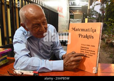 7 juin 2024, Purworejo, Java central, Purworejo : MELAN Achmad (78) un professeur de mathématiques à la retraite enseigne et apprend toujours en utilisant les médias sociaux avec l'aide de son fils comme vidéaste via téléphone portable à son domicile de Purworejo, Java central. MELAN Achmad, communément appelé Mbah Matematika, est à la retraite depuis 2003, mais son enthousiasme pour le partage des connaissances n'a jamais été éteint en utilisant les médias sociaux TikTok appelés ''˜@binaprestasiwa' pour atteindre les étudiants en partageant des matériaux mathématiques pour le primaire, le collège et le lycée, et en discutant des questions de test d'entrée à l'université. MBA Banque D'Images