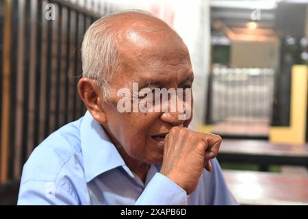 7 juin 2024, Purworejo, Java central, Purworejo : MELAN Achmad (78) un professeur de mathématiques à la retraite enseigne et apprend toujours en utilisant les médias sociaux avec l'aide de son fils comme vidéaste via téléphone portable à son domicile de Purworejo, Java central. MELAN Achmad, communément appelé Mbah Matematika, est à la retraite depuis 2003, mais son enthousiasme pour le partage des connaissances n'a jamais été éteint en utilisant les médias sociaux TikTok appelés ''˜@binaprestasiwa' pour atteindre les étudiants en partageant des matériaux mathématiques pour le primaire, le collège et le lycée, et en discutant des questions de test d'entrée à l'université. MBA Banque D'Images