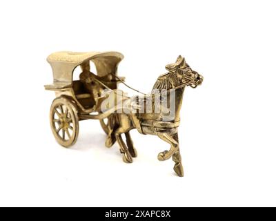 modèle antique détaillé d'un chariot tiré par des chevaux utilisé pour le transport fabriqué et soigneusement conçu en laiton doré métal isolé sur un blanc Banque D'Images