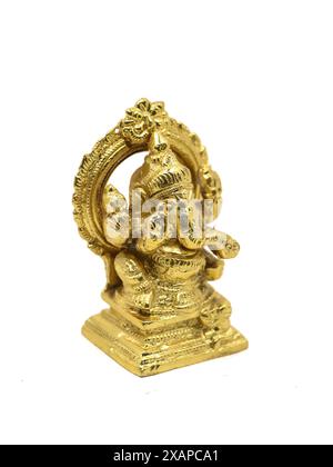 statue dorée de ganesha isolée sur fond blanc avec chemin de détourage. Banque D'Images