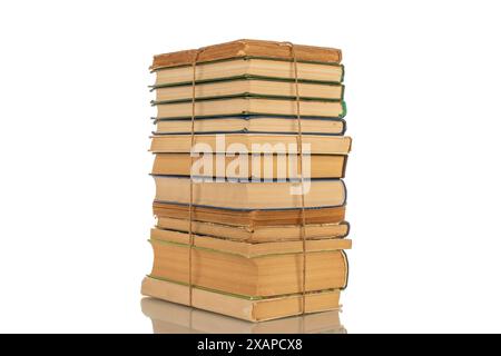 Plusieurs livres attachés avec une corde, gros plan sur fond blanc. Banque D'Images