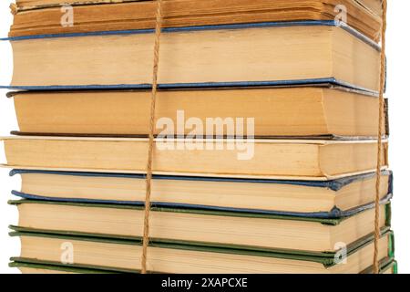Plusieurs livres attachés avec une corde, gros plan sur fond blanc. Banque D'Images