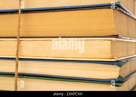 Plusieurs livres attachés avec une corde, gros plan. Banque D'Images
