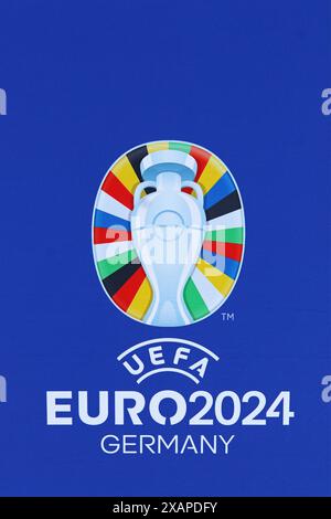 Berlin, Allemagne - 7 juin 2024 : le logo de l'UEFA EURO 2024 est affiché sur les tribunes de l'Olympiastadion de Berlin lors de la Journée des médias ouverts, la semaine précédant le tournoi de l'UEFA EURO 2024 Banque D'Images