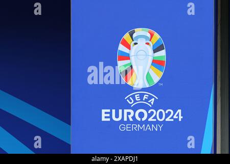 Berlin, Allemagne - 7 juin 2024 : le logo de l'UEFA EURO 2024 est affiché sur les tribunes de l'Olympiastadion de Berlin lors de la Journée des médias ouverts, la semaine précédant le tournoi de l'UEFA EURO 2024 Banque D'Images