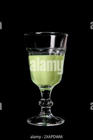 Verre d'absinthe sur fond noir Banque D'Images