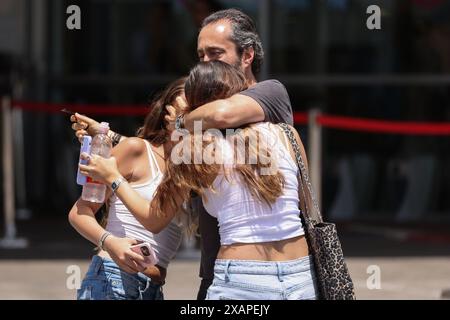 Kiryat Ono, Israël. 08 juin 2024. Les proches des otages libérés arrivent à l'hôpital de tel Hashomer (Sheba). Les Forces de défense israéliennes (FDI) ont déclaré samedi qu'elles avaient secouru quatre otages israéliens dans le cadre d'une « opération de jour spéciale complexe » à Nuseirat, un camp de réfugiés dans le centre de la bande de Gaza. Crédit : Ilia Yefimovich/dpa/Alamy Live News Banque D'Images