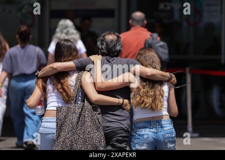 Kiryat Ono, Israël. 08 juin 2024. Les proches des otages libérés arrivent à l'hôpital de tel Hashomer (Sheba). Les Forces de défense israéliennes (FDI) ont déclaré samedi qu'elles avaient secouru quatre otages israéliens dans le cadre d'une « opération de jour spéciale complexe » à Nuseirat, un camp de réfugiés dans le centre de la bande de Gaza. Crédit : Ilia Yefimovich/dpa/Alamy Live News Banque D'Images