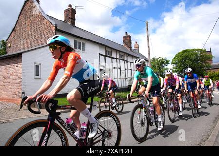 Lotte Kopecky de l'équipe SD Worx-ProTime (au centre à droite) portant le maillot vert alors qu'elles traversent Goostrey dans le Cheshire lors de la troisième étape du Lloyds Bank Women Tour of Britain 2024 à Warrington. Date de la photo : samedi 8 juin 2024. Banque D'Images