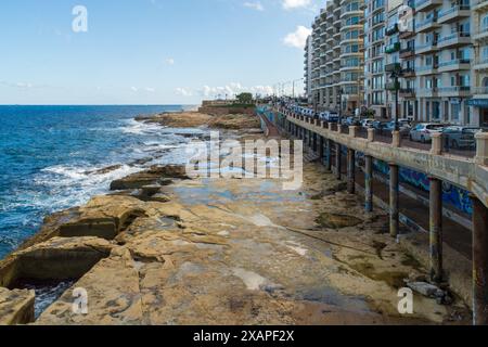 Sliema, Malte - 26 novembre 2019 : la plage qui-si-Sana est connue pour ses piscines rocheuses artificielles communément appelées bains romains. Banque D'Images