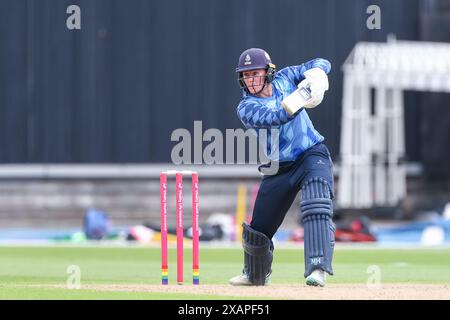 Birmingham, Royaume-Uni. 08 juin 2024. Hollie Armitage en action avec la batte lors du match de la Charlotte Edwards Cup entre Central Sparks et Northern Diamonds à Edgbaston Cricket Ground, Birmingham, Angleterre, le 8 juin 2024. Photo de Stuart Leggett. Utilisation éditoriale uniquement, licence requise pour une utilisation commerciale. Aucune utilisation dans les Paris, les jeux ou les publications d'un club/ligue/joueur. Crédit : UK Sports pics Ltd/Alamy Live News Banque D'Images