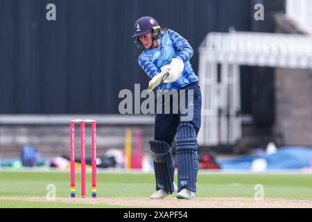 Birmingham, Royaume-Uni. 08 juin 2024. Hollie Armitage en action avec la batte lors du match de la Charlotte Edwards Cup entre Central Sparks et Northern Diamonds à Edgbaston Cricket Ground, Birmingham, Angleterre, le 8 juin 2024. Photo de Stuart Leggett. Utilisation éditoriale uniquement, licence requise pour une utilisation commerciale. Aucune utilisation dans les Paris, les jeux ou les publications d'un club/ligue/joueur. Crédit : UK Sports pics Ltd/Alamy Live News Banque D'Images
