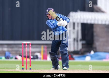 Birmingham, Royaume-Uni. 08 juin 2024. Hollie Armitage en action avec la batte lors du match de la Charlotte Edwards Cup entre Central Sparks et Northern Diamonds à Edgbaston Cricket Ground, Birmingham, Angleterre, le 8 juin 2024. Photo de Stuart Leggett. Utilisation éditoriale uniquement, licence requise pour une utilisation commerciale. Aucune utilisation dans les Paris, les jeux ou les publications d'un club/ligue/joueur. Crédit : UK Sports pics Ltd/Alamy Live News Banque D'Images