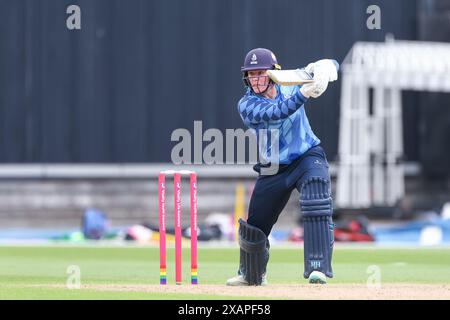 Birmingham, Royaume-Uni. 08 juin 2024. Hollie Armitage en action avec la batte lors du match de la Charlotte Edwards Cup entre Central Sparks et Northern Diamonds à Edgbaston Cricket Ground, Birmingham, Angleterre, le 8 juin 2024. Photo de Stuart Leggett. Utilisation éditoriale uniquement, licence requise pour une utilisation commerciale. Aucune utilisation dans les Paris, les jeux ou les publications d'un club/ligue/joueur. Crédit : UK Sports pics Ltd/Alamy Live News Banque D'Images