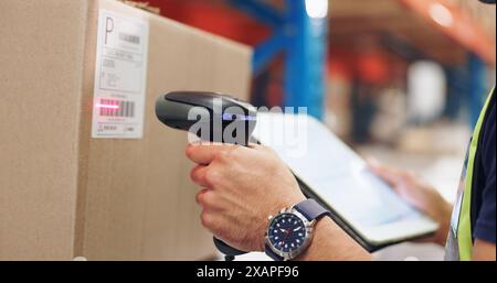 Logistique, mains et homme scannant le code-barres dans l'entrepôt avec tablette pour le prix ou le numéro de série. Carton, paquet et gros plan d'ouvrier de fret masculin Banque D'Images