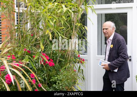 Londres, Royaume-Uni. Samedi 8 juin 2024. Ancien chef des libéraux démocrates, Vince Cable fait campagne dans les rues de Wimbledon Park. Aux élections générales de 2019, Paul Kohler, candidat Lib DEM de Wimbledon, avait 628 voix derrière les conservateurs. Crédit : Katie Collins/EMPICS/Alamy Live News Banque D'Images