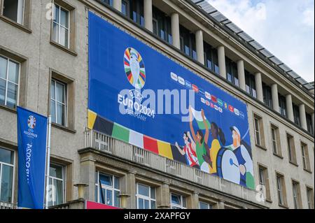 Fußball Europamesterschaft 2024 in Leipzig 07.06.2024 Leipzig, Red Bull Arena Im Foto : Mehrere Fahnen und Beklebungen der UEFA EURO 2024 an der Red Bull Arena, dem Zentralstadion, AM Sportforum in Leipzig. VOM 14. Juni bis zum 14. Juli findet die Fußball-Europameisterschaft 2024 in Deutschland Statt. Diese findet in zehn deutschen Städten statt, die Tausende fans sowie Fußball-Nationalmannschaften aus 23 weiteren Nationen willkommenheißen. Leipzig ist eine der zehn deutschen Städte, die austragungsort von Spielen sein wird. Leipzig Sachsen Deutschland *** Championnat d'Europe de football 2024 in Banque D'Images