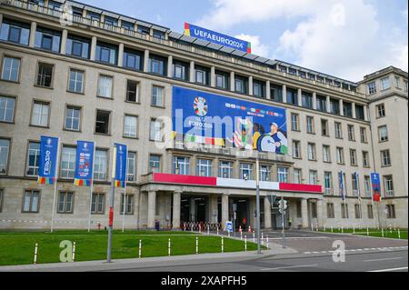 Fußball Europamesterschaft 2024 in Leipzig 07.06.2024 Leipzig, Red Bull Arena Im Foto : Mehrere Fahnen und Beklebungen der UEFA EURO 2024 an der Red Bull Arena, dem Zentralstadion, AM Sportforum in Leipzig. VOM 14. Juni bis zum 14. Juli findet die Fußball-Europameisterschaft 2024 in Deutschland Statt. Diese findet in zehn deutschen Städten statt, die Tausende fans sowie Fußball-Nationalmannschaften aus 23 weiteren Nationen willkommenheißen. Leipzig ist eine der zehn deutschen Städte, die austragungsort von Spielen sein wird. Leipzig Sachsen Deutschland *** Championnat d'Europe de football 2024 in Banque D'Images